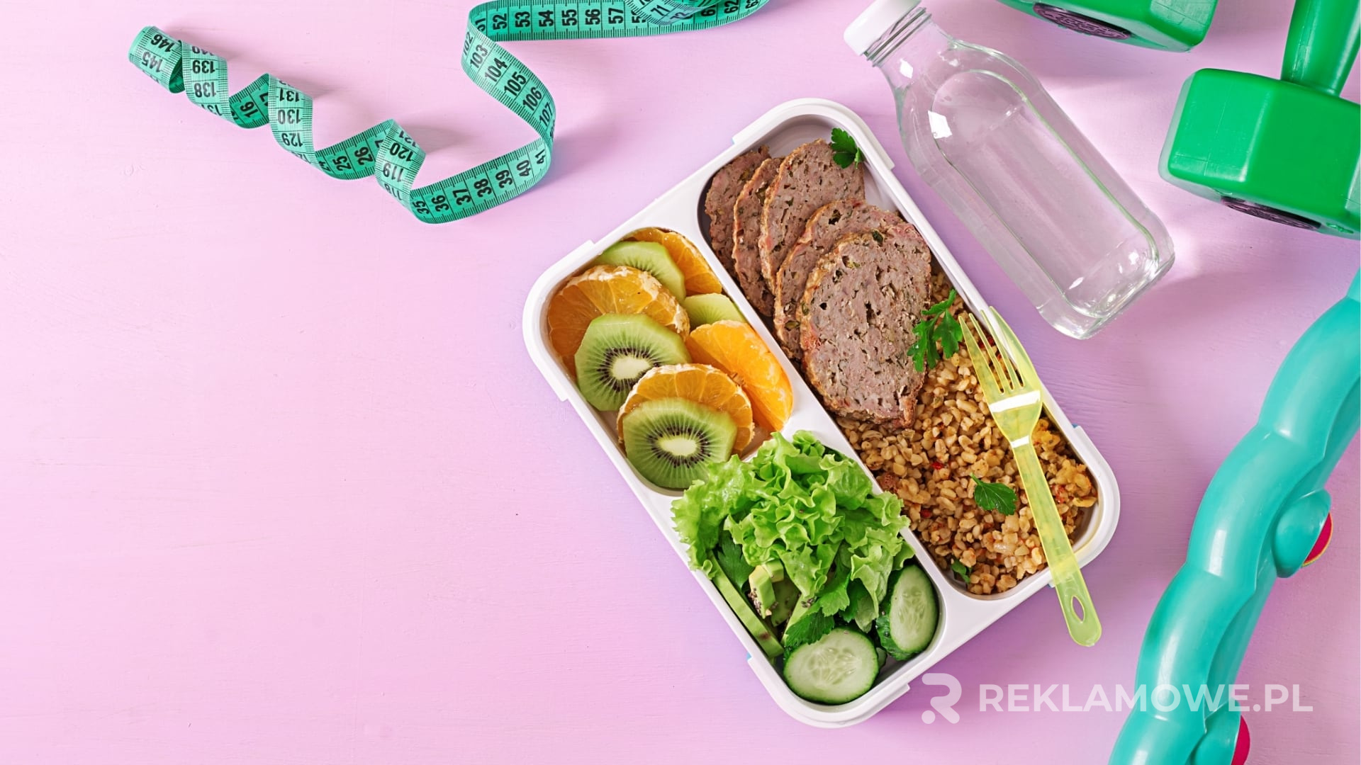 Jak zaprojektować efektywny lunchbox reklamowy Zaprojektowany lunchbox reklamowy na drewnianym tle