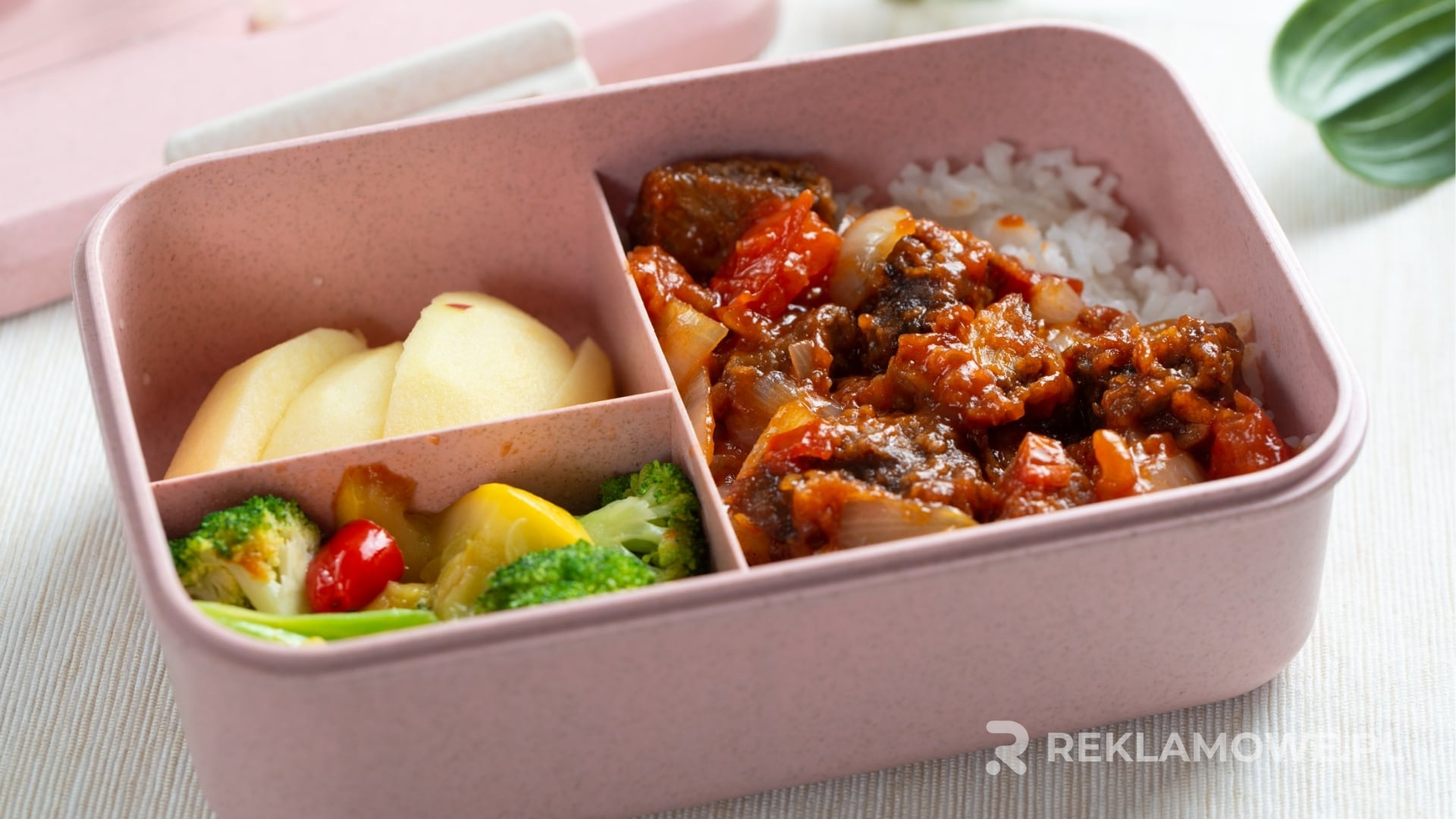 Integracja lunchboxa reklamowego z innymi elementami kampanii marketingowej