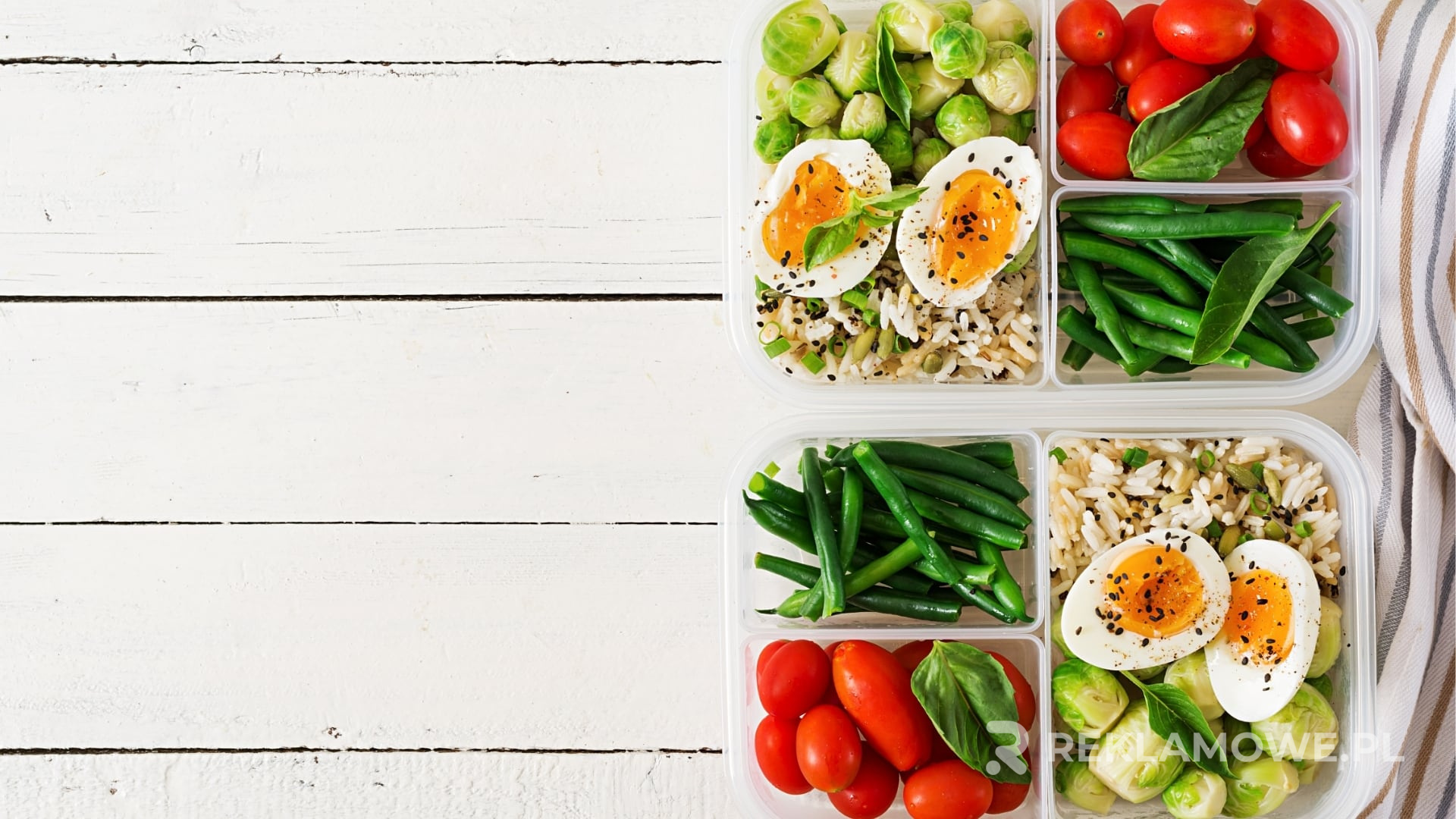 Lunchbox reklamowy wręczany klientowi jako praktyczny upominek firmowy