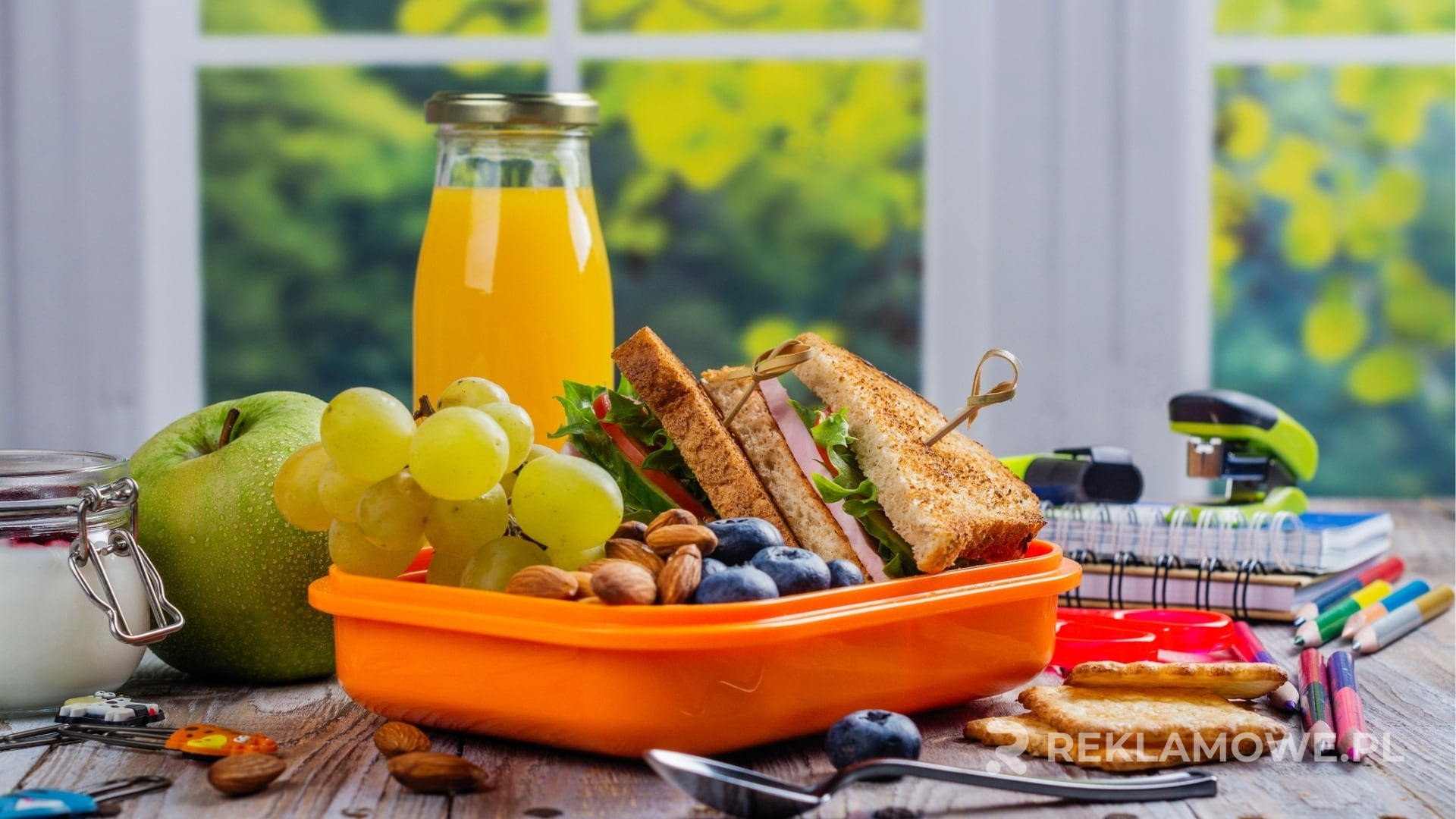 Lunchbox reklamowy z jedzeniem na przerwę w pracy