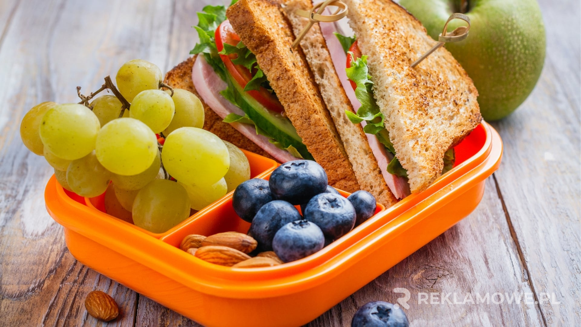 Personalizacja Lunchboxów Reklamowych – Przykład Spersonalizowany lunchbox reklamowy na stole
