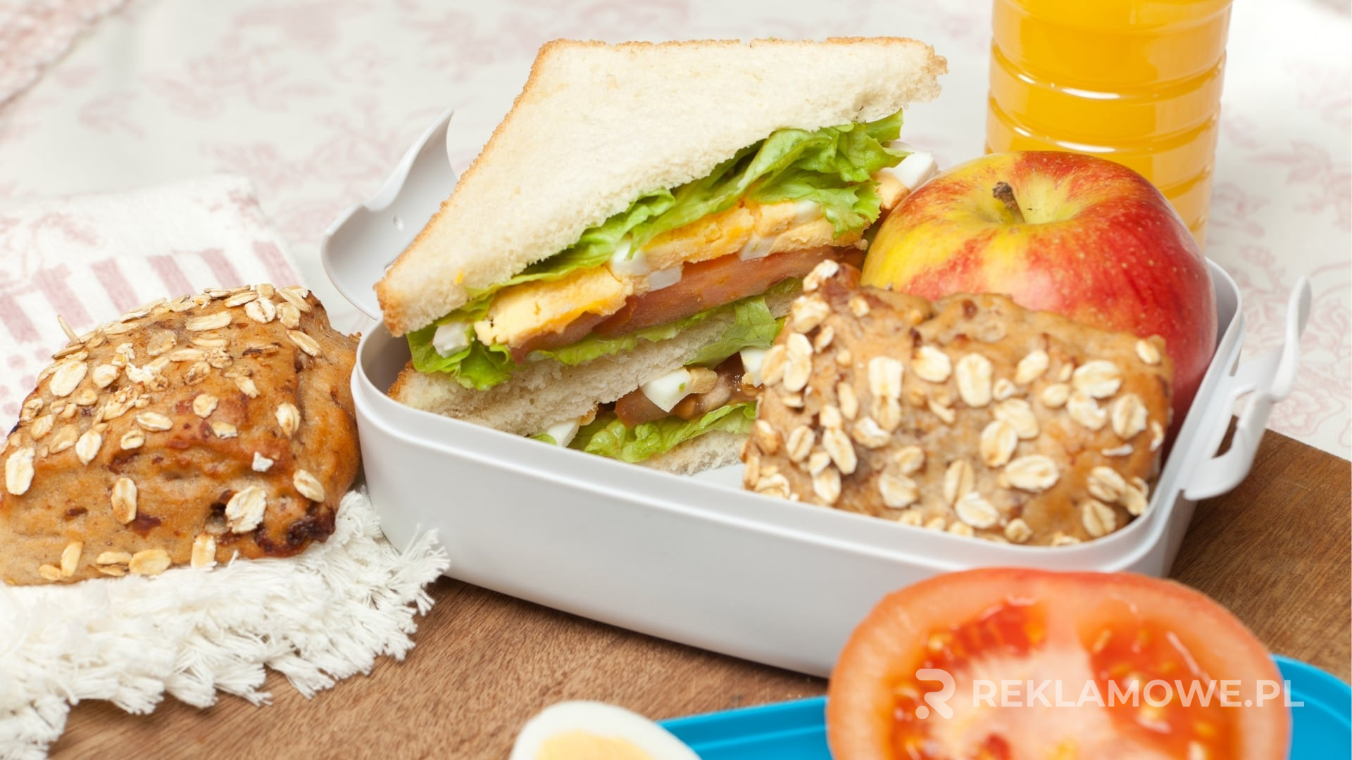 Lunchbox reklamowy na tle stołu
