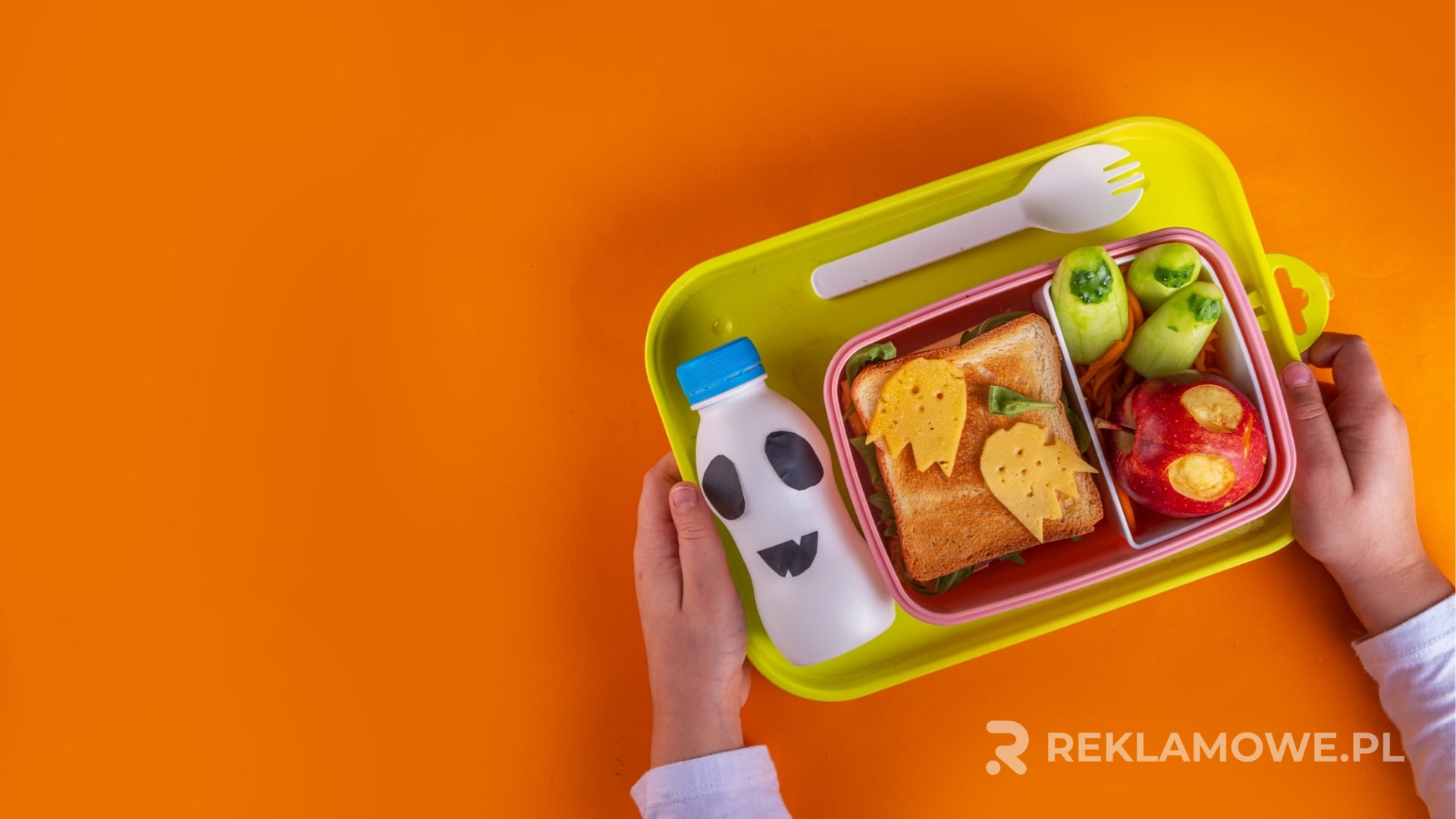 Różne rodzaje lunchboxów na stole