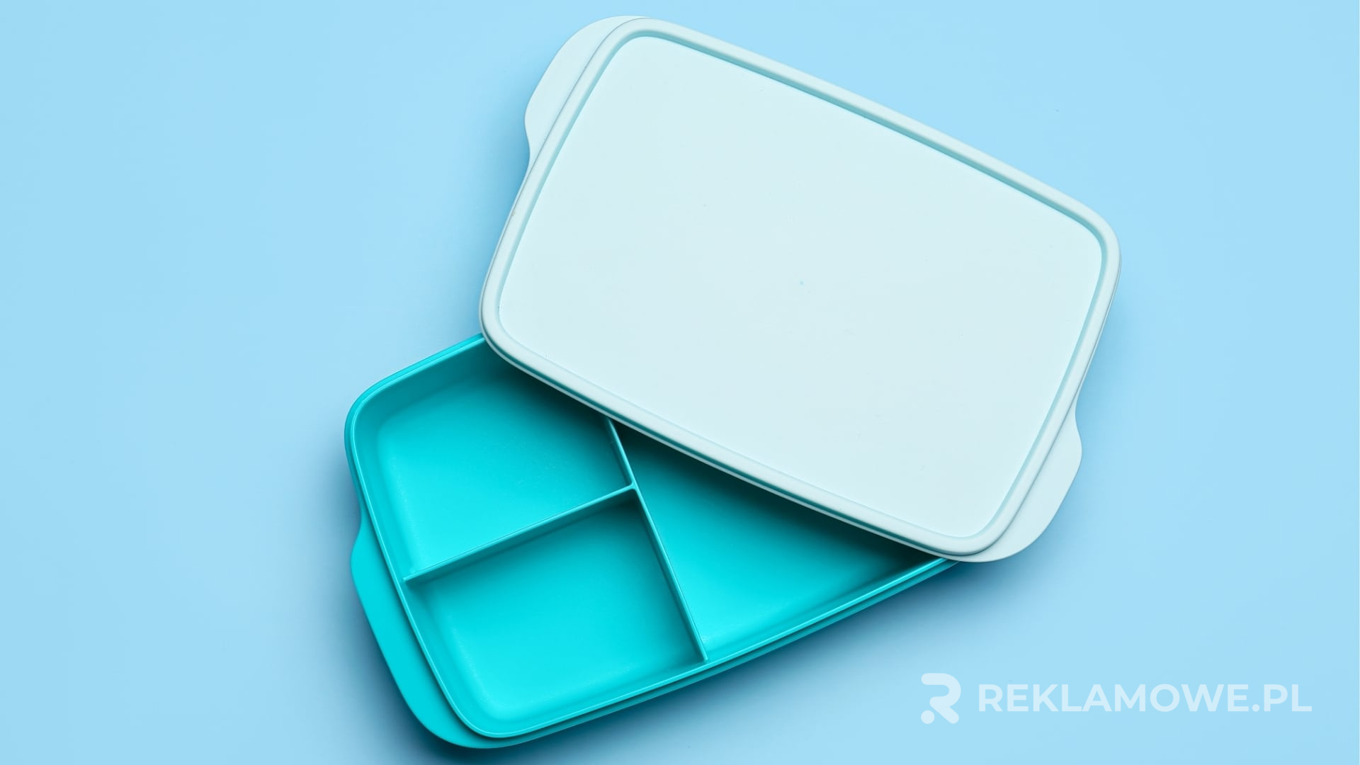 Lunchbox reklamowy na tle stołu