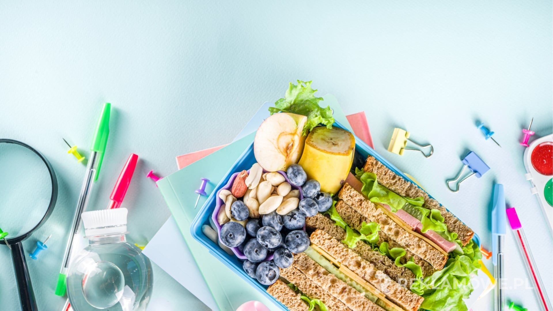Strategie Dystrybucji Lunchboxów Reklamowych Lunchbox reklamowy na tle biurowym